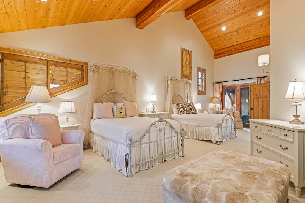 Luxury lodge with hot tub, sauna, game room, movie room & Deer Valley views