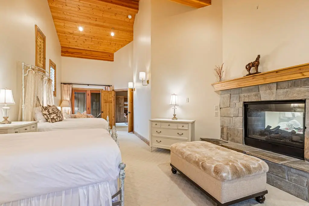 Luxury lodge with hot tub, sauna, game room, movie room & Deer Valley views