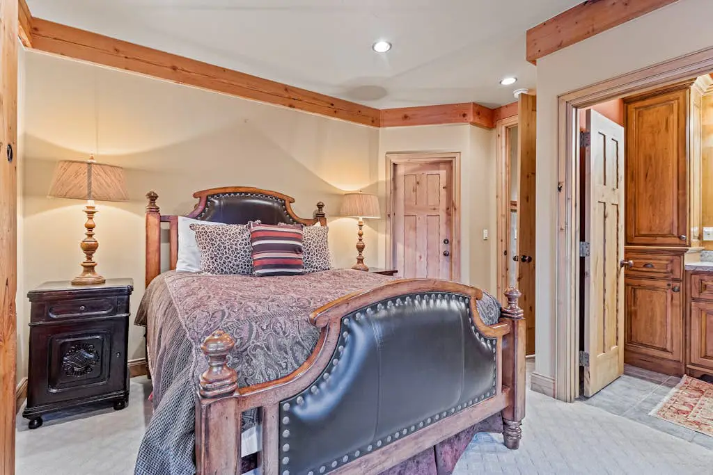 Luxury lodge with hot tub, sauna, game room, movie room & Deer Valley views