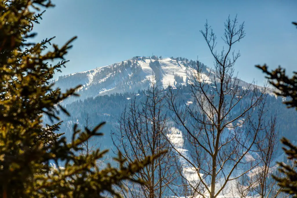 Luxury lodge with hot tub, sauna, game room, movie room & Deer Valley views