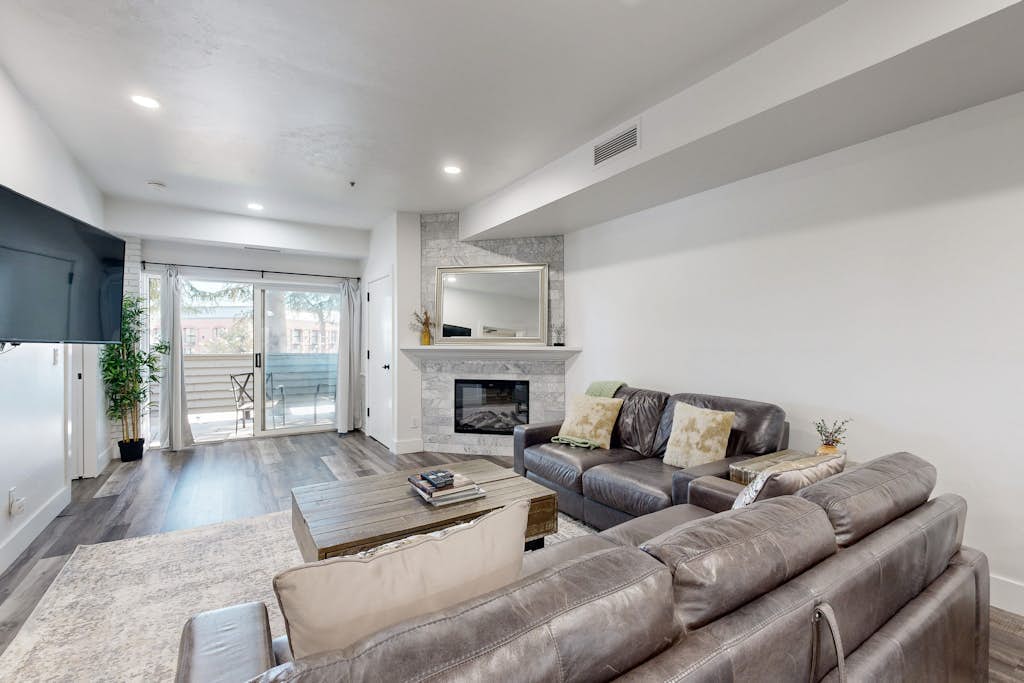 Modern condo with  shared pool & hot tub, Ski-in - ski-out, free WiFi
