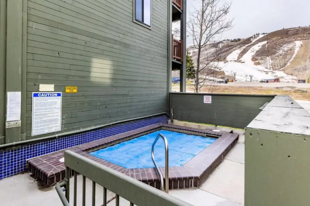 Condo close to ski lifts & Sundance Film Festival with fireplace & on-site hot tub