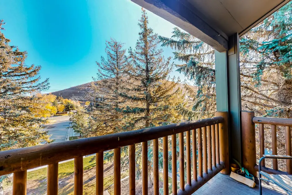 Condo close to ski lifts & Sundance Film Festival with fireplace & on-site hot tub