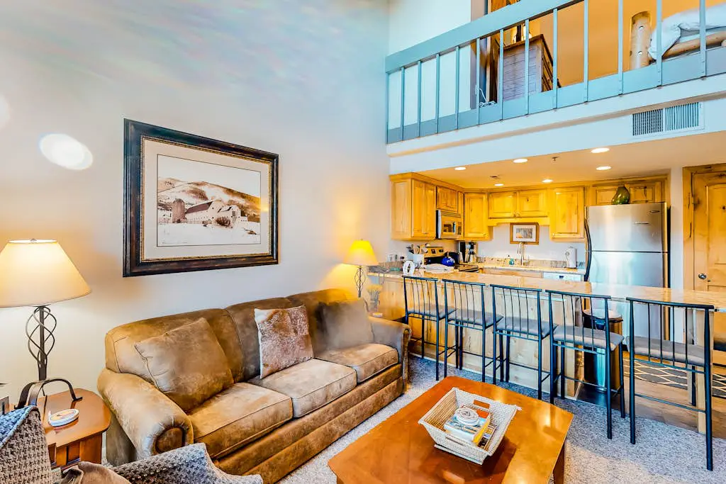 Condo close to ski lifts & Sundance Film Festival with fireplace & on-site hot tub