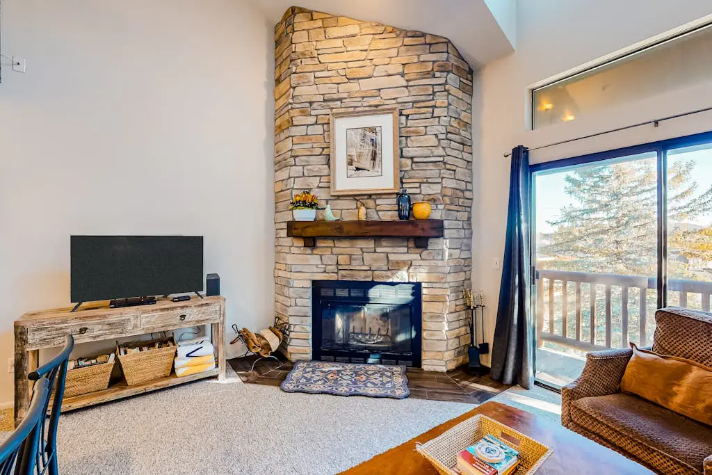 Condo close to ski lifts & Sundance Film Festival with fireplace & on-site hot tub