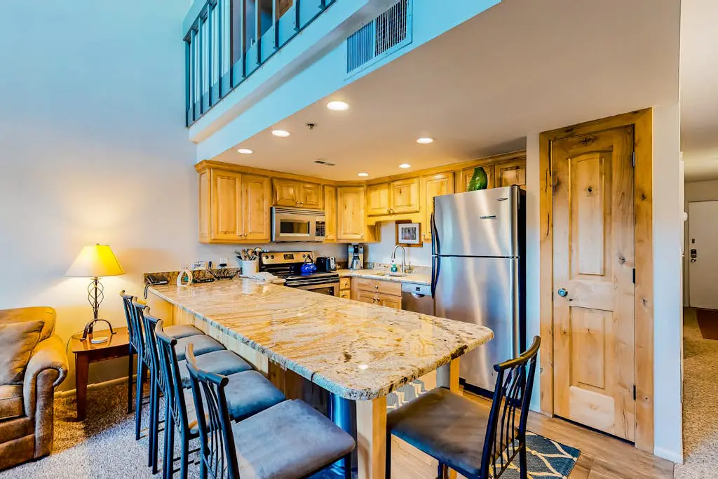 Condo close to ski lifts & Sundance Film Festival with fireplace & on-site hot tub