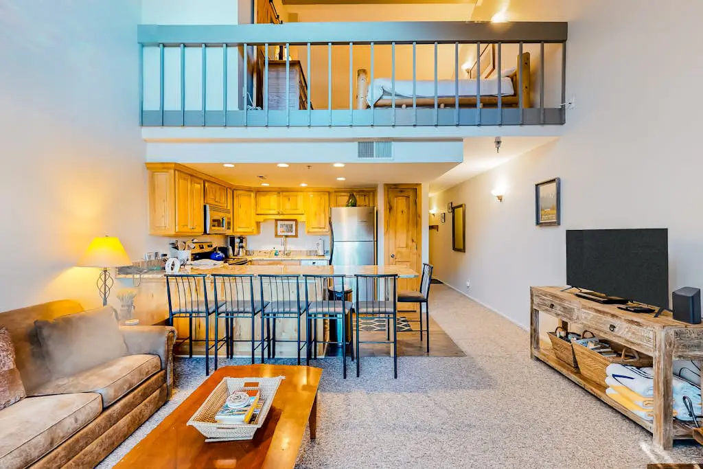 Condo close to ski lifts & Sundance Film Festival with fireplace & on-site hot tub