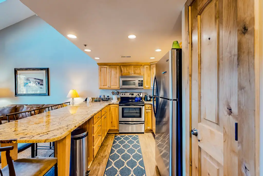 Condo close to ski lifts & Sundance Film Festival with fireplace & on-site hot tub