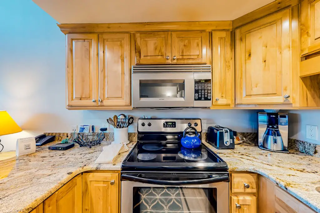 Condo close to ski lifts & Sundance Film Festival with fireplace & on-site hot tub