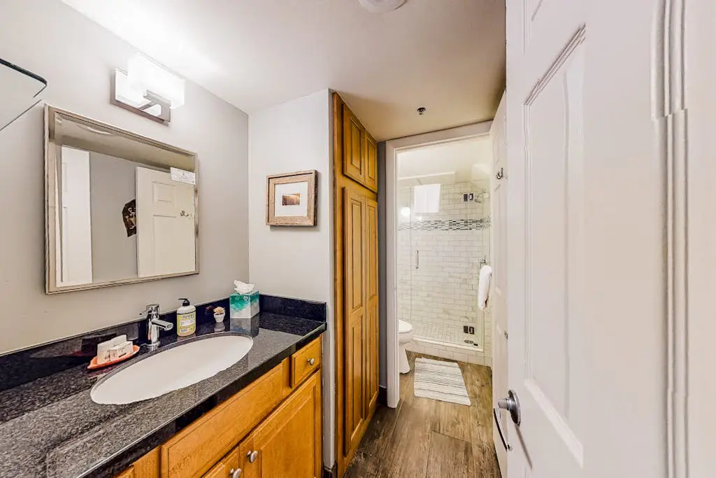 Condo close to ski lifts & Sundance Film Festival with fireplace & on-site hot tub