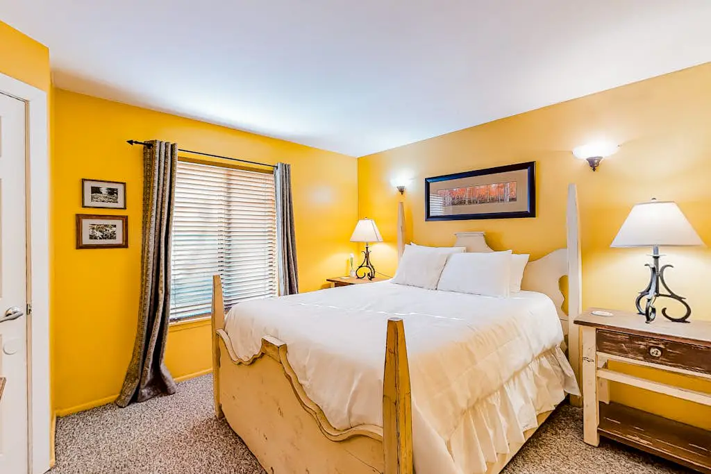 Condo close to ski lifts & Sundance Film Festival with fireplace & on-site hot tub