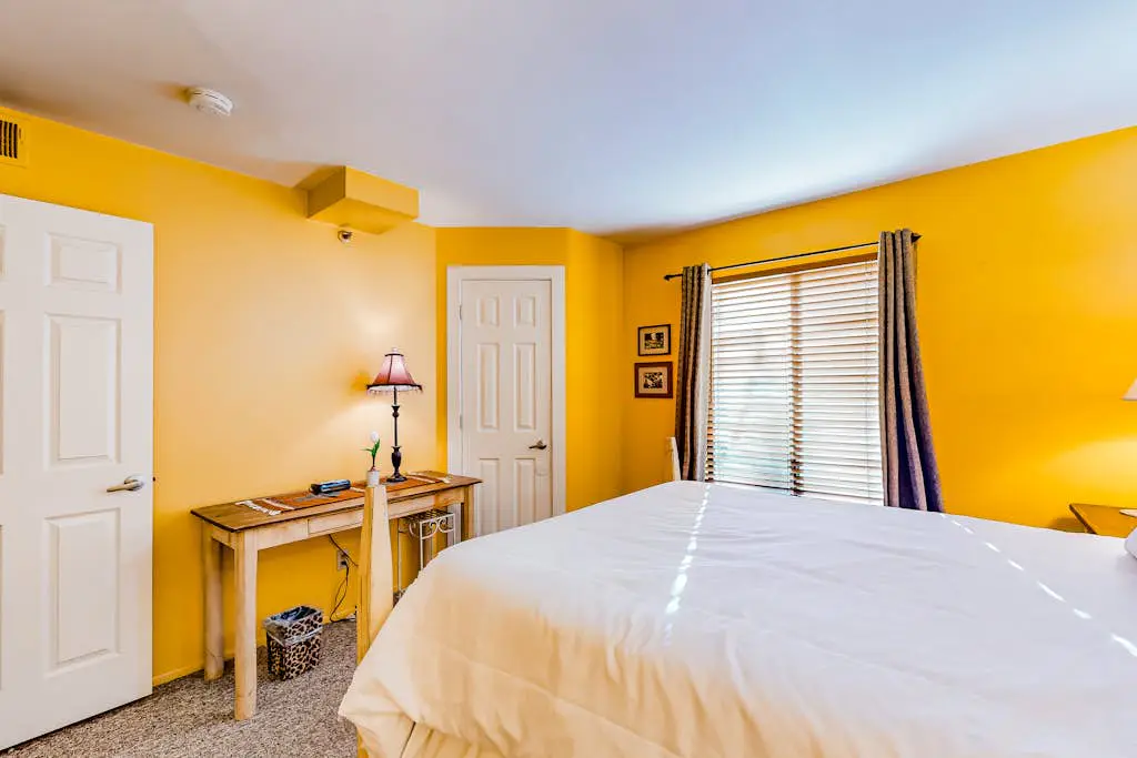 Condo close to ski lifts & Sundance Film Festival with fireplace & on-site hot tub