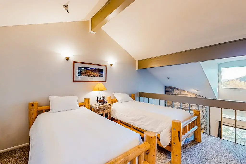 Condo close to ski lifts & Sundance Film Festival with fireplace & on-site hot tub