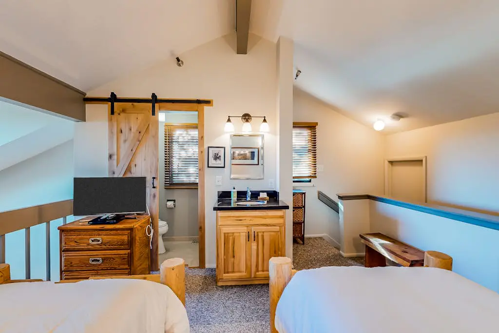 Condo close to ski lifts & Sundance Film Festival with fireplace & on-site hot tub