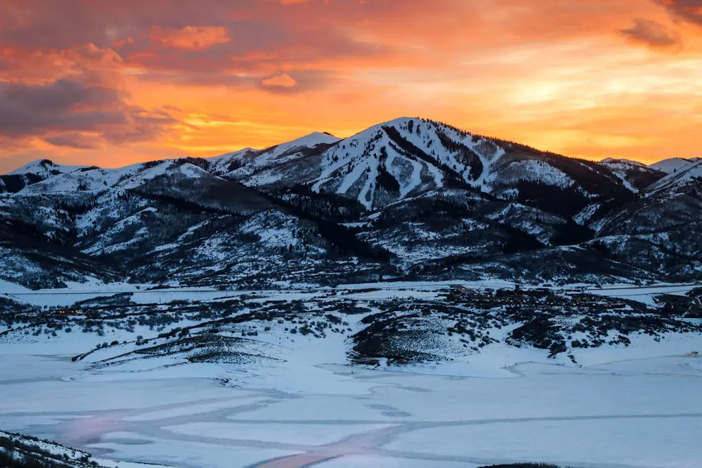 Condo close to ski lifts & Sundance Film Festival with fireplace & on-site hot tub
