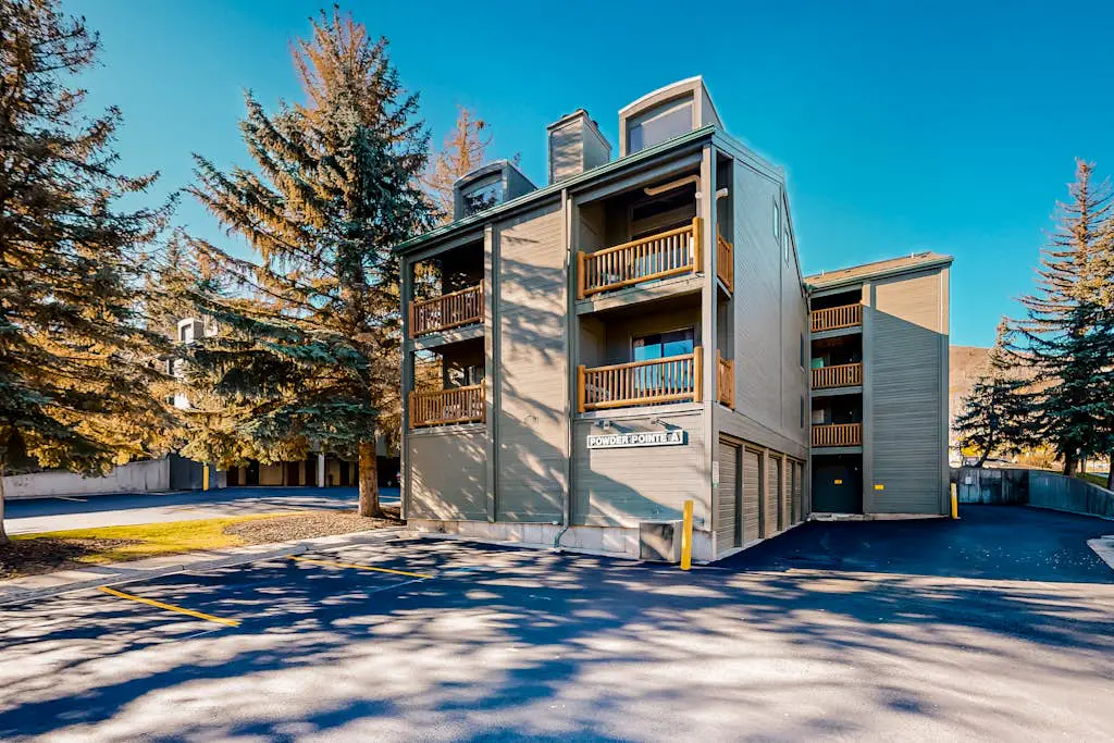 Condo close to ski lifts & Sundance Film Festival with fireplace & on-site hot tub