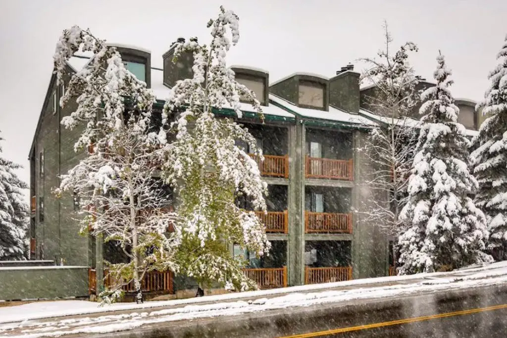 Condo close to ski lifts & Sundance Film Festival with fireplace & on-site hot tub