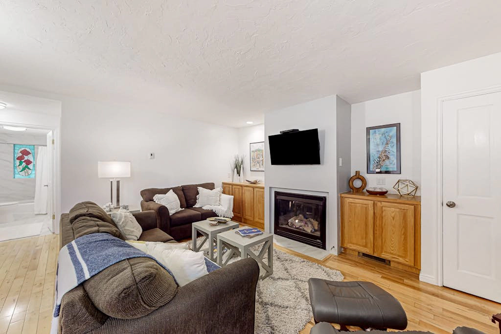 Walkable dog-friendly condo with balcony steps from Old Town Lift