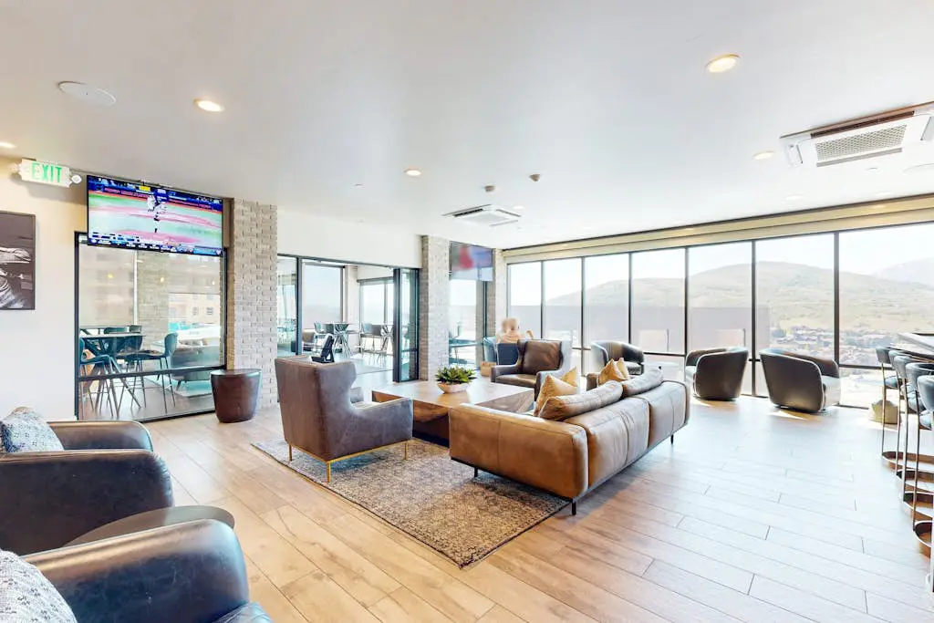 Beautiful resort condo - incredible amenities and shuttle service