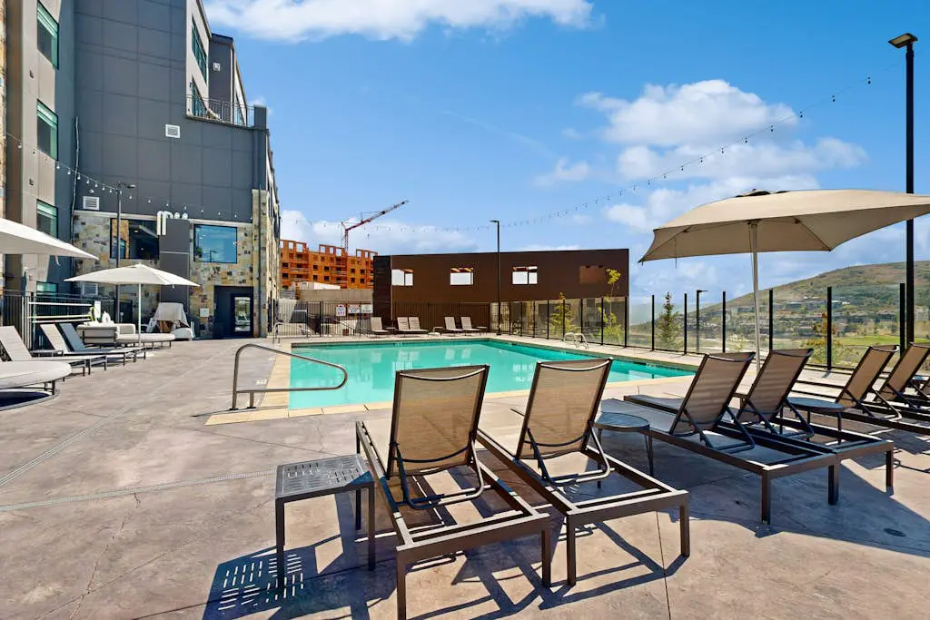 Beautiful resort condo - incredible amenities and shuttle service