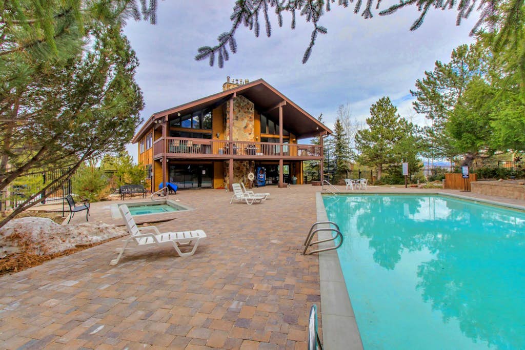Charming Red Pines getaway, minutes from slopes with stunning alpine views