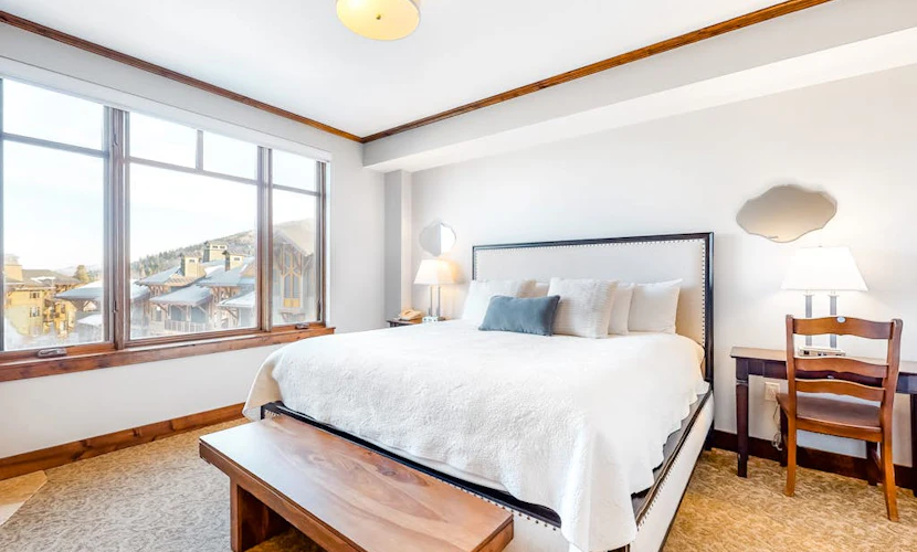 Ideally located ski-in/out suite with pool & hot tub access