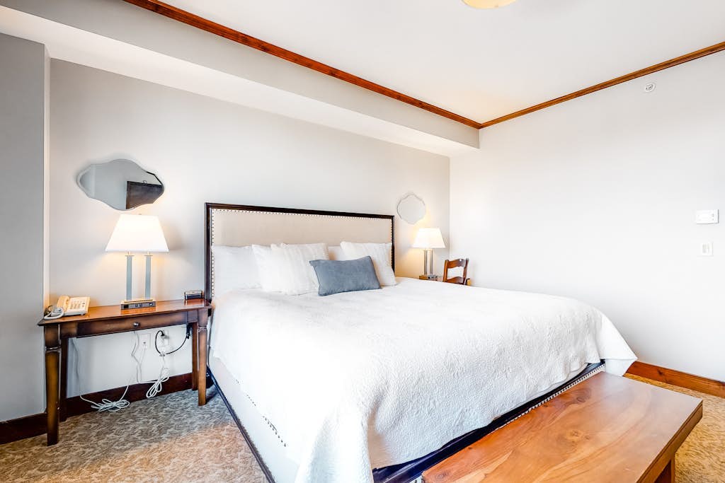 Ideally located ski-in/out suite with pool & hot tub access