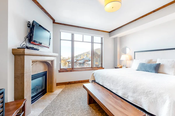 Ideally located ski-in/out suite with pool & hot tub access