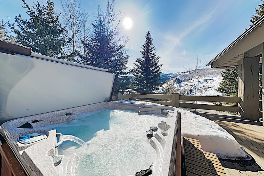 Elegant Mountain Home w/ Hot Tub & 3 Fireplaces - Near Skiing