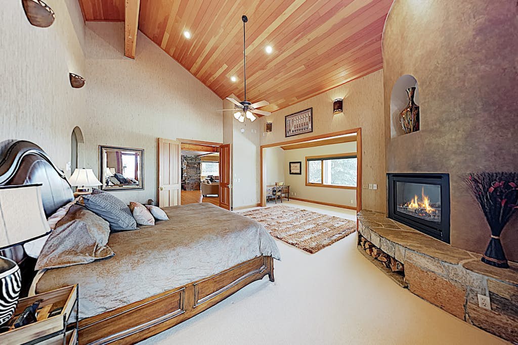 Elegant Mountain Home w/ Hot Tub & 3 Fireplaces - Near Skiing