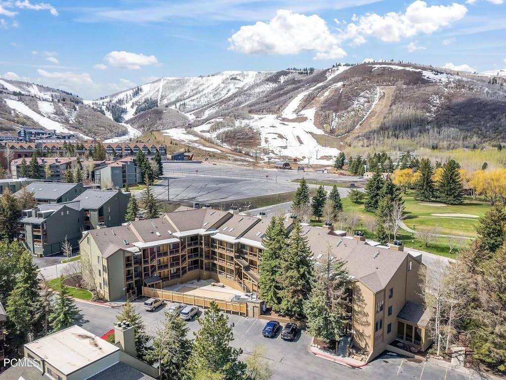 Chic ski condo 5 min walk to first-time chair lift with shared pool