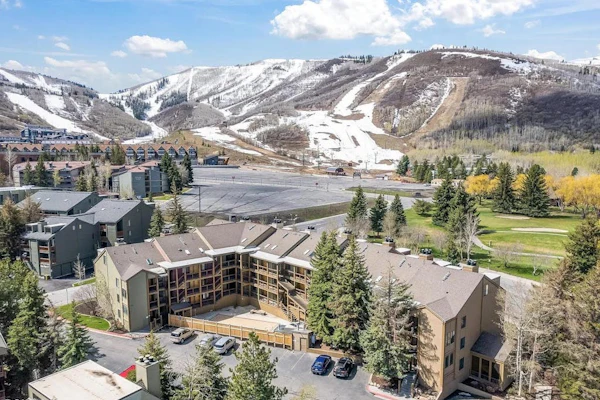Chic ski condo 5 min walk to first-time chair lift with shared pool
