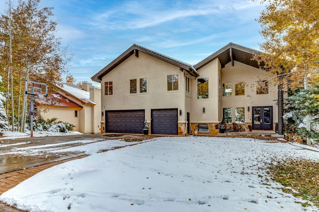 Posh Park City Paradise - Designer Interior, Hot Tub, Game Room & Epic Deck