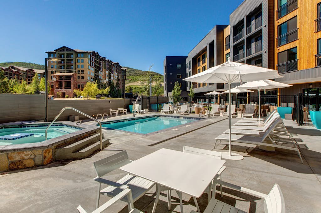 Walk-to-lift studio with hot tub, sauna, pool, gym, & game room access