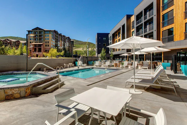 Walk-to-lift studio with hot tub, sauna, pool, gym, & game room access
