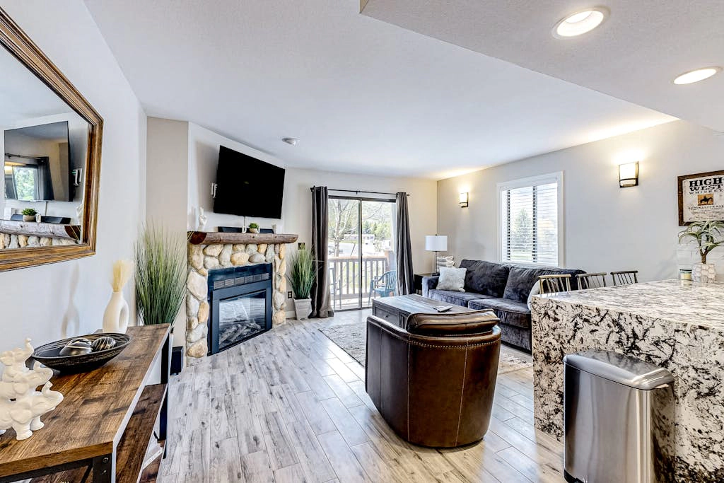 Updated condo w/ ski & mountain views, walk to slopes, free Wifi