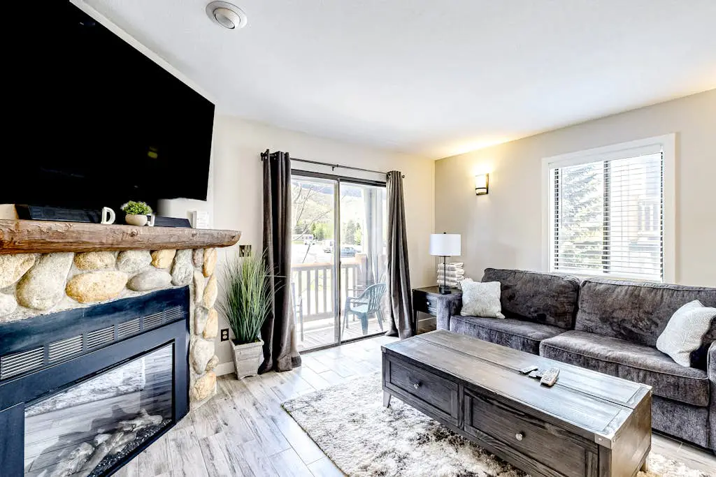 Updated condo w/ ski & mountain views, walk to slopes, free Wifi