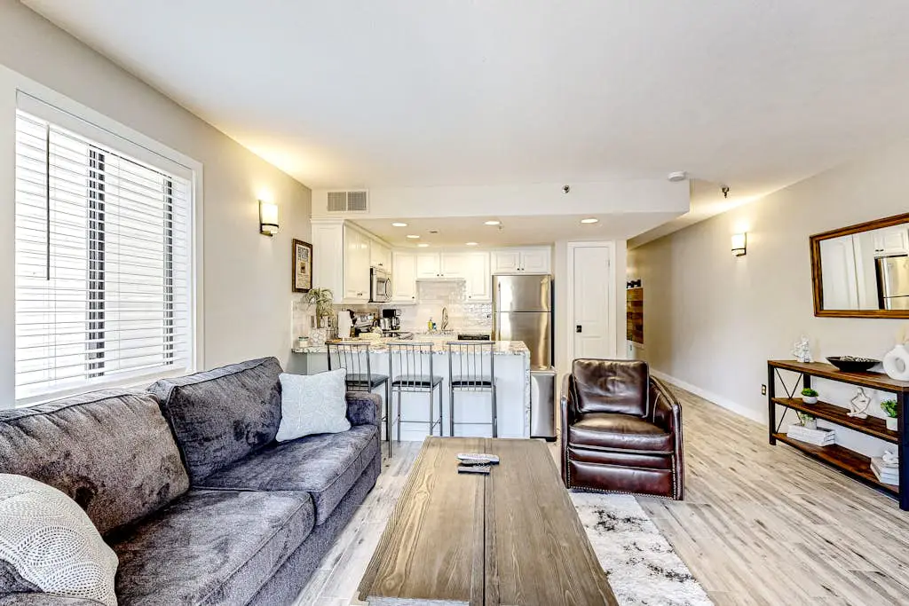 Updated condo w/ ski & mountain views, walk to slopes, free Wifi