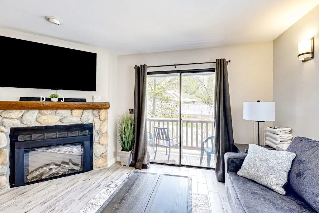 Updated condo w/ ski & mountain views, walk to slopes, free Wifi