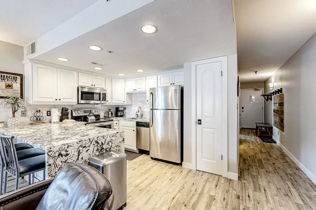 Updated condo w/ ski & mountain views, walk to slopes, free Wifi