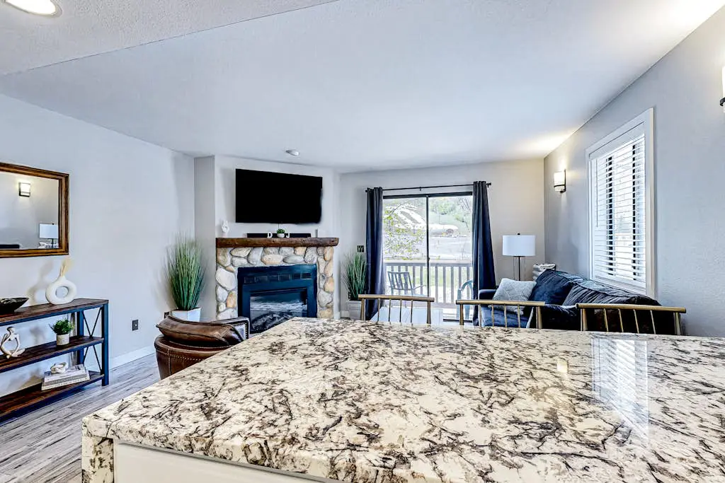Updated condo w/ ski & mountain views, walk to slopes, free Wifi
