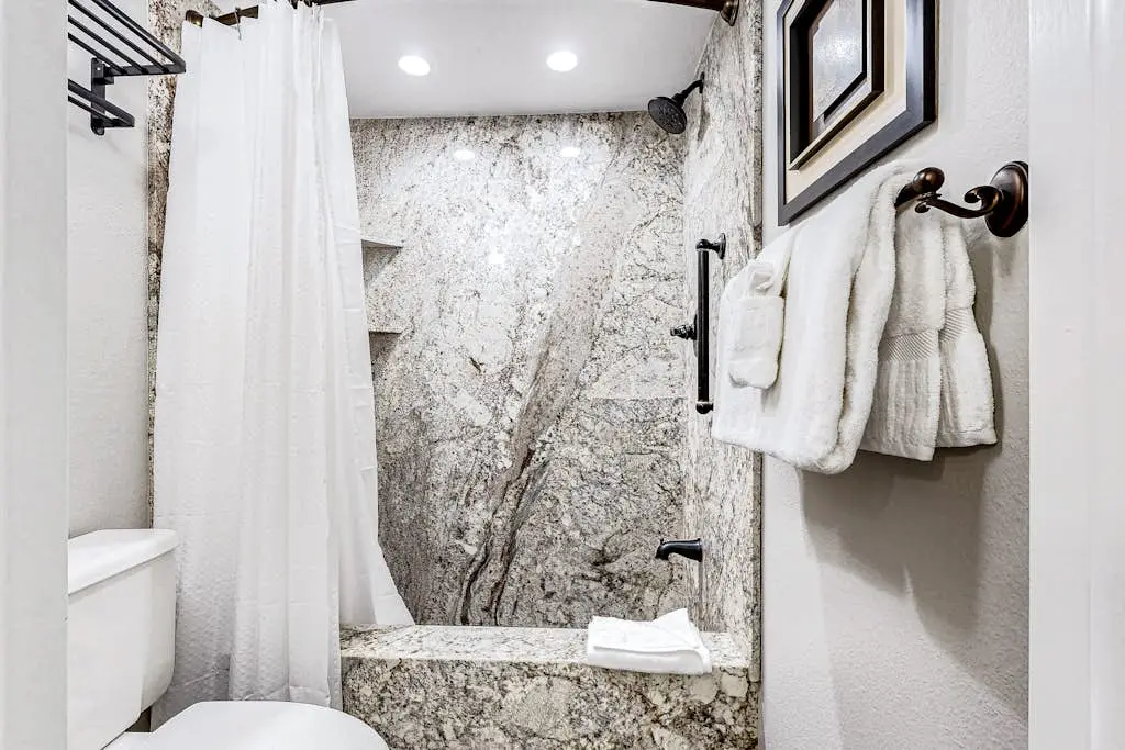 Updated condo w/ ski & mountain views, walk to slopes, free Wifi