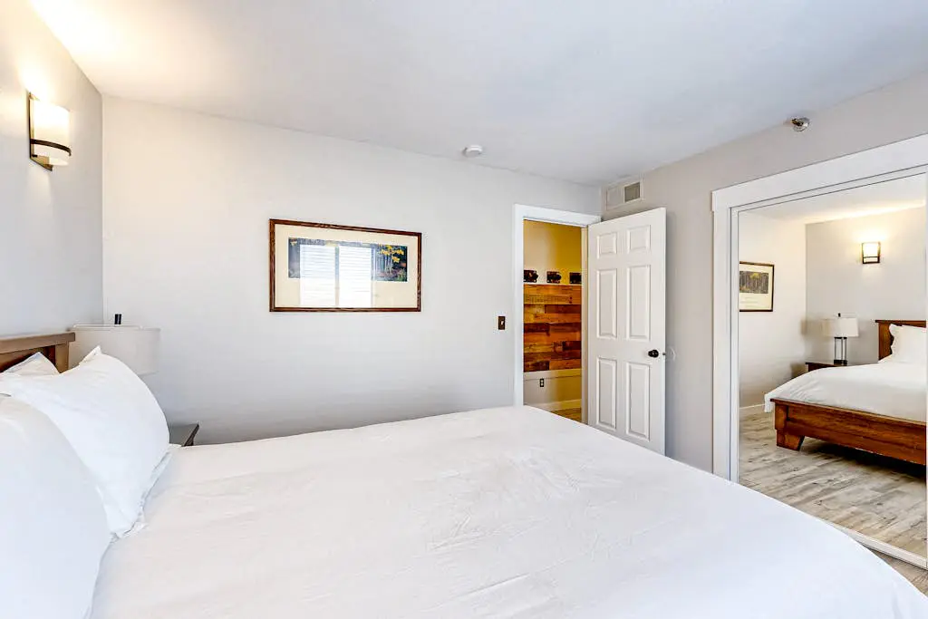 Updated condo w/ ski & mountain views, walk to slopes, free Wifi