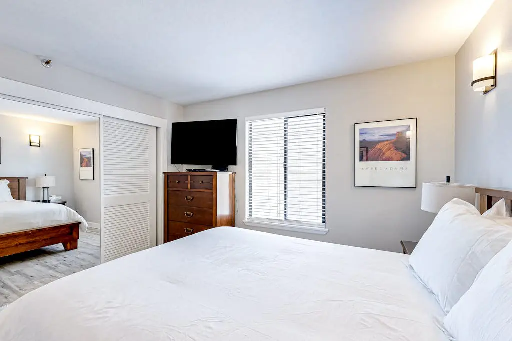 Updated condo w/ ski & mountain views, walk to slopes, free Wifi