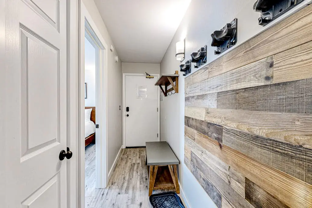 Updated condo w/ ski & mountain views, walk to slopes, free Wifi