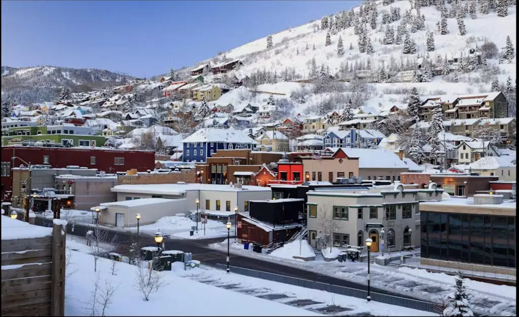 Updated condo w/ ski & mountain views, walk to slopes, free Wifi
