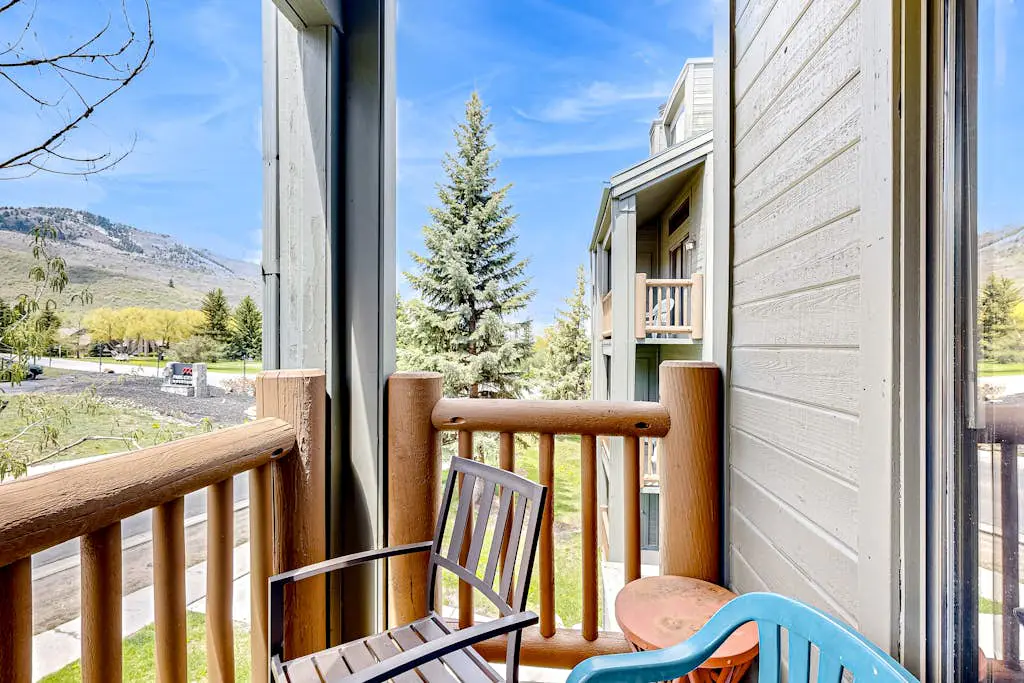 Updated condo w/ ski & mountain views, walk to slopes, free Wifi