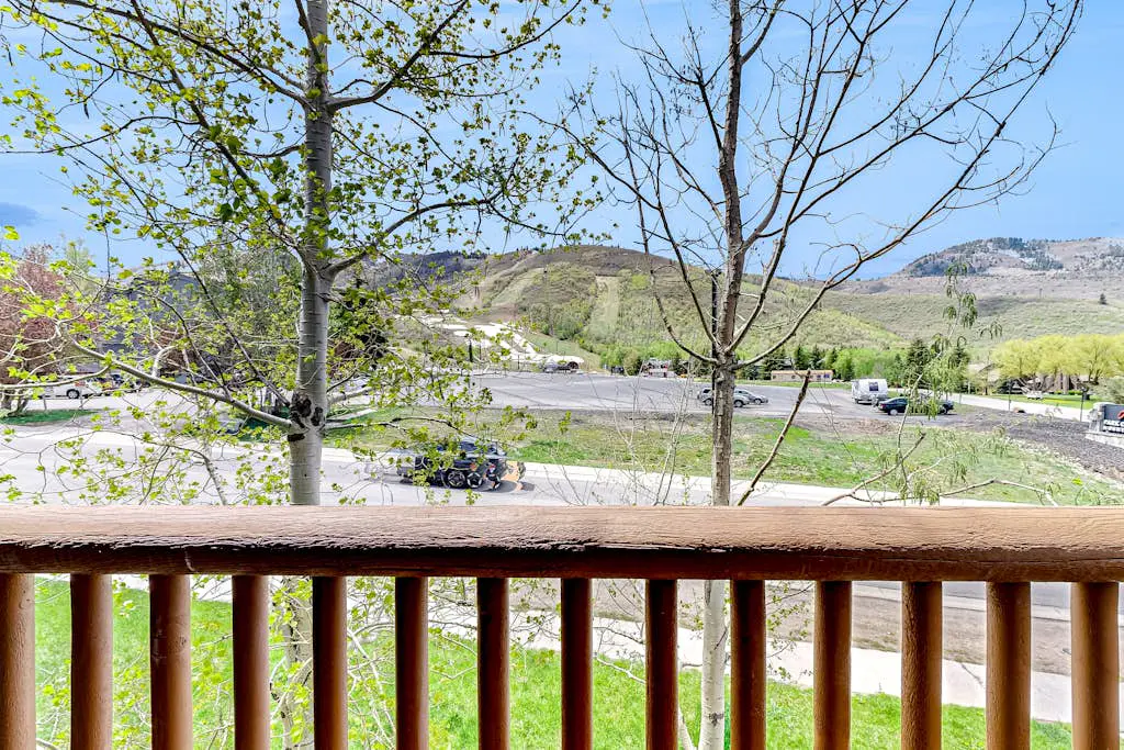 Updated condo w/ ski & mountain views, walk to slopes, free Wifi