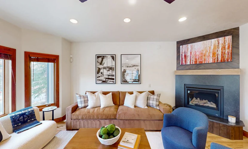 Updated Condo minutes from downtown & slopes with hot tub