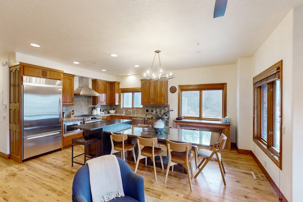 Updated Condo minutes from downtown & slopes with  hot tub